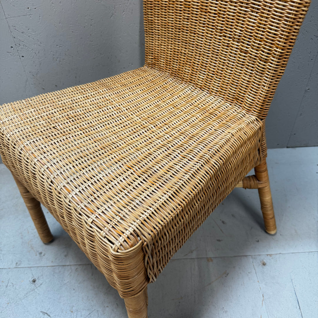 Charmig skandinavisk rottingstol i gott skick