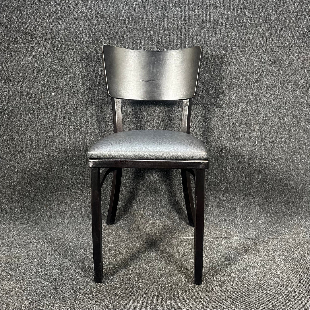 Svart modern matstol med lädersits - Homy Secondhand Online