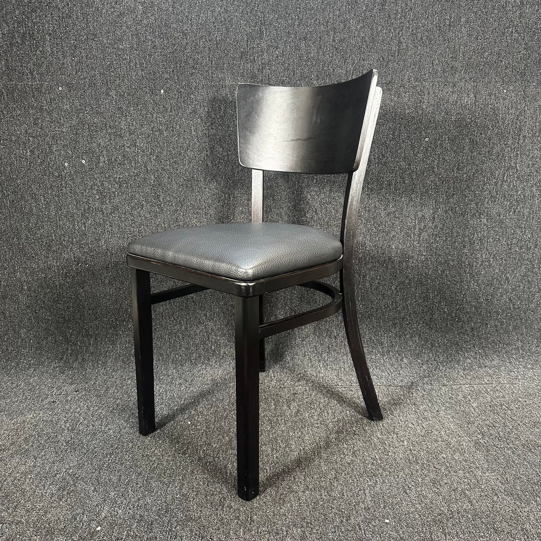 Svart modern matstol med lädersits - Homy Secondhand Online