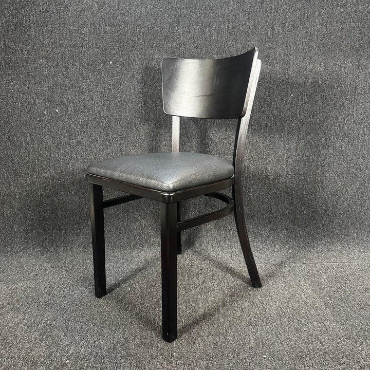 Svart modern matstol med lädersits - Homy Secondhand Online