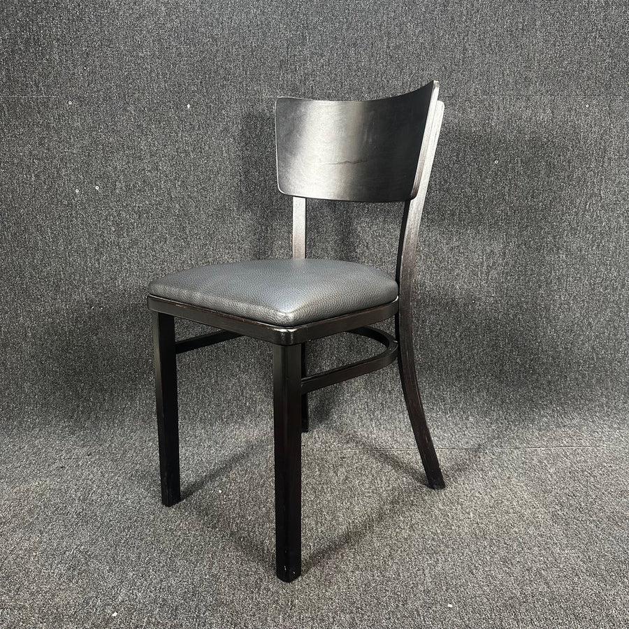 Svart modern matstol med lädersits - Homy Secondhand Online