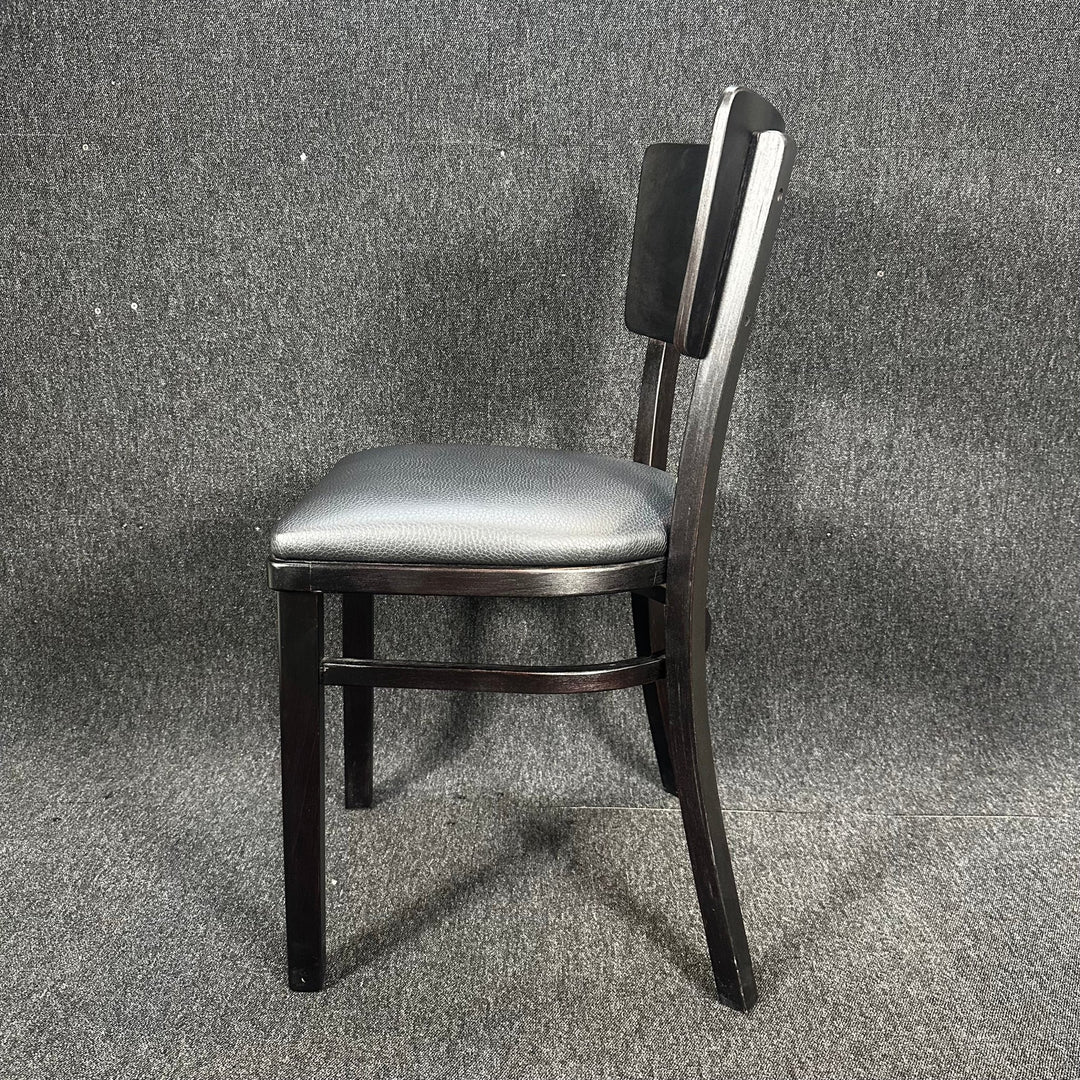 Svart modern matstol med lädersits - Homy Secondhand Online