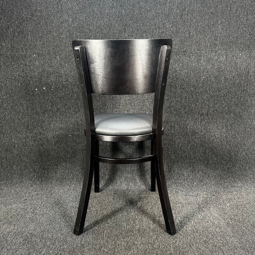 Svart modern matstol med lädersits - Homy Secondhand Online