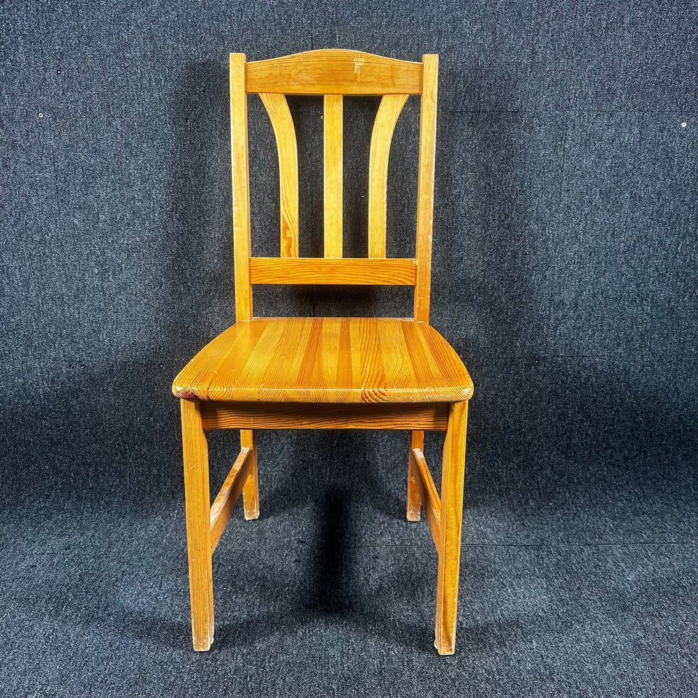 Klassisk Träsitsstol i Gyllene Ek - Homy Secondhand Online