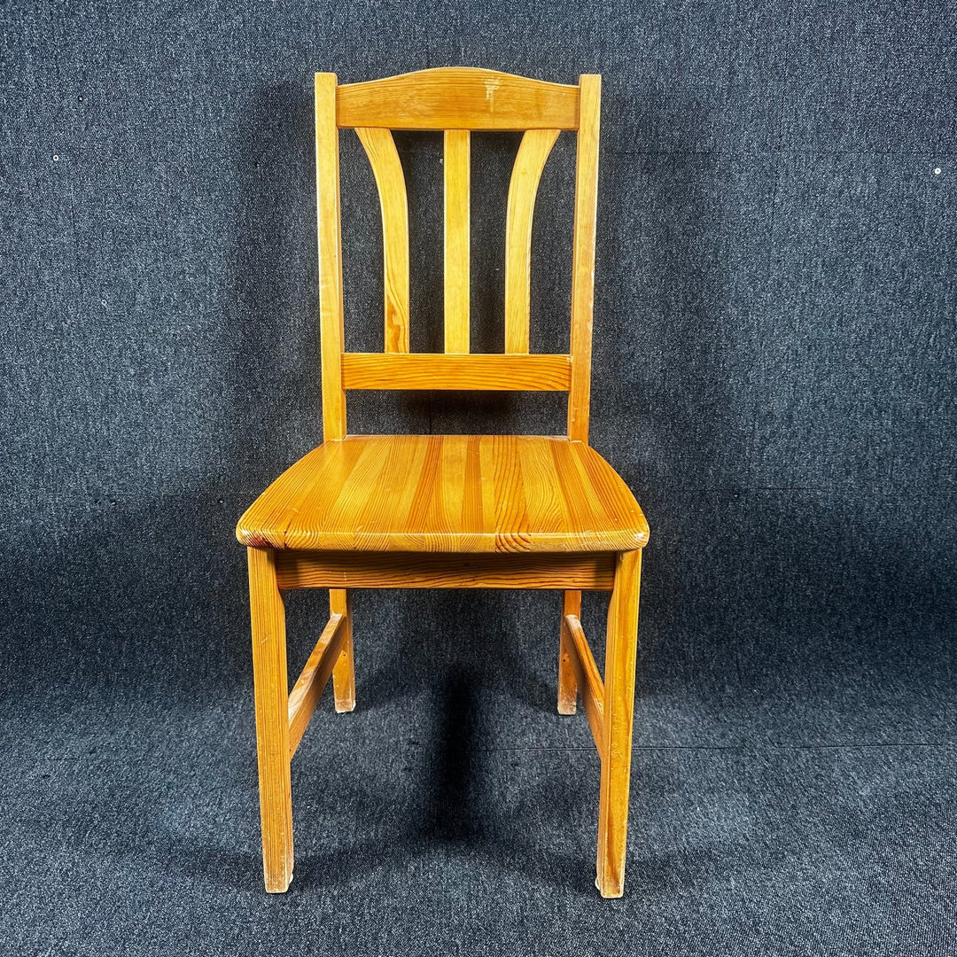Klassisk Träsitsstol i Gyllene Ek - Homy Secondhand Online