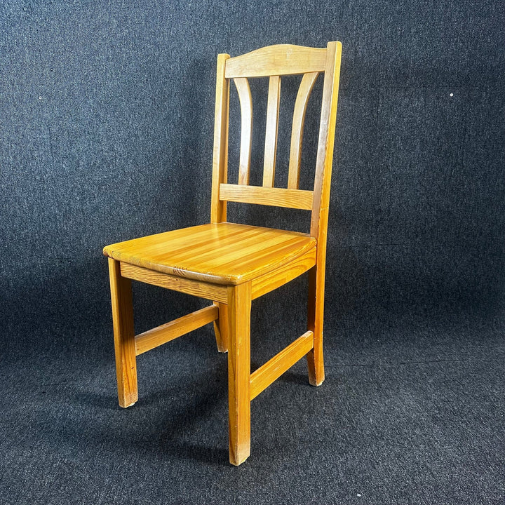 Klassisk Träsitsstol i Gyllene Ek - Homy Secondhand Online