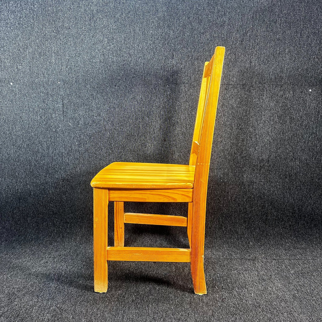 Klassisk Träsitsstol i Gyllene Ek - Homy Secondhand Online