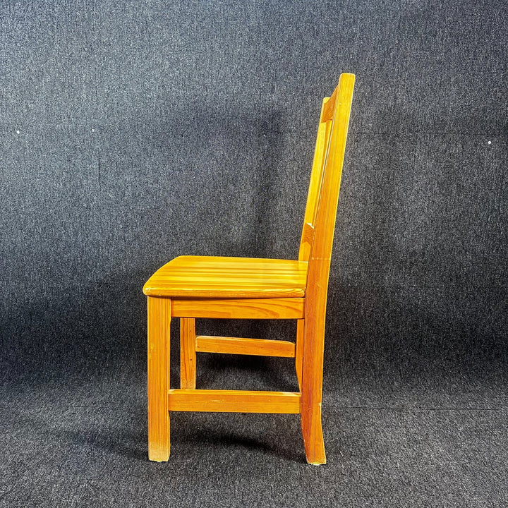 Klassisk Träsitsstol i Gyllene Ek - Homy Secondhand Online