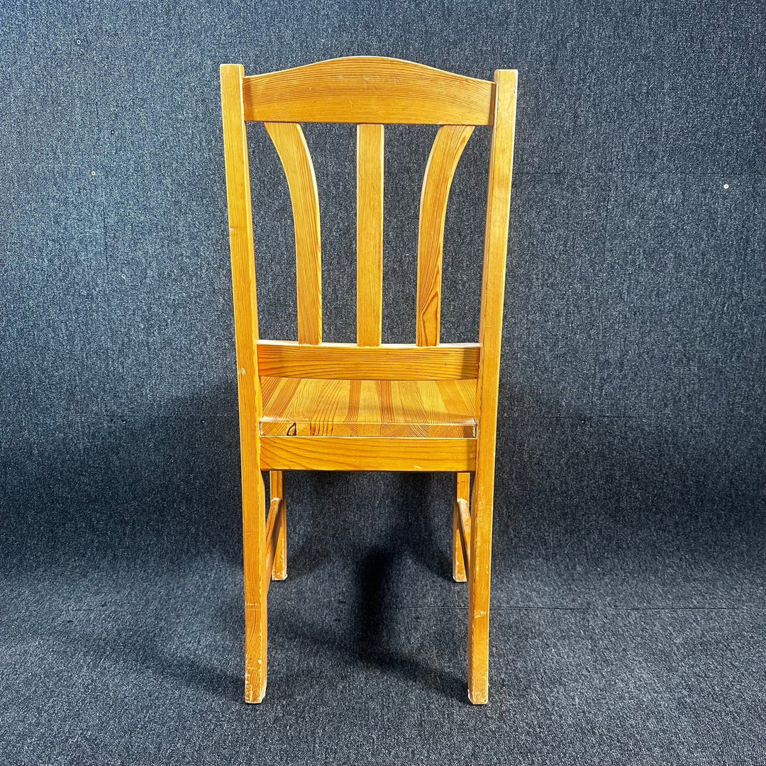 Klassisk Träsitsstol i Gyllene Ek - Homy Secondhand Online