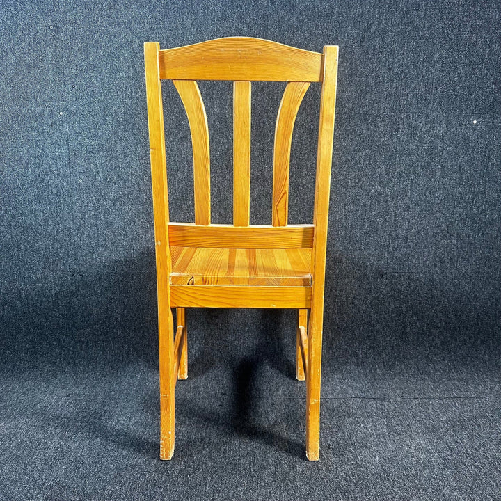 Klassisk Träsitsstol i Gyllene Ek - Homy Secondhand Online