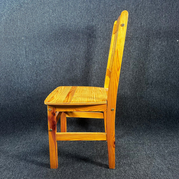 Robust Trästol i Skandinavisk Stil - Homy Secondhand Online