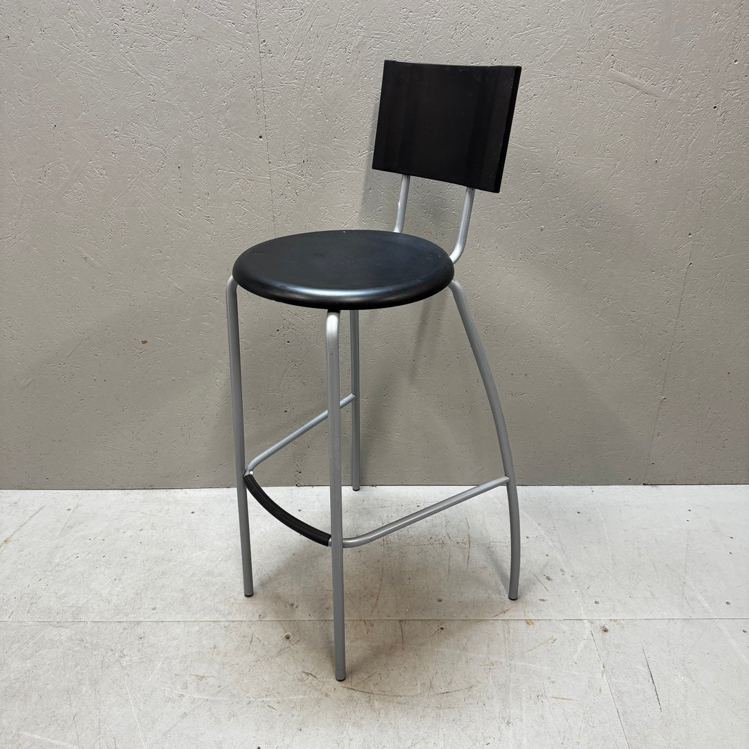 Modern och stilren barstol i metall och läder