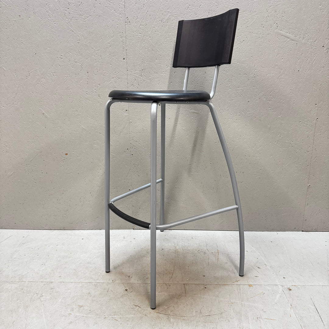 Modern och stilren barstol i metall och läder