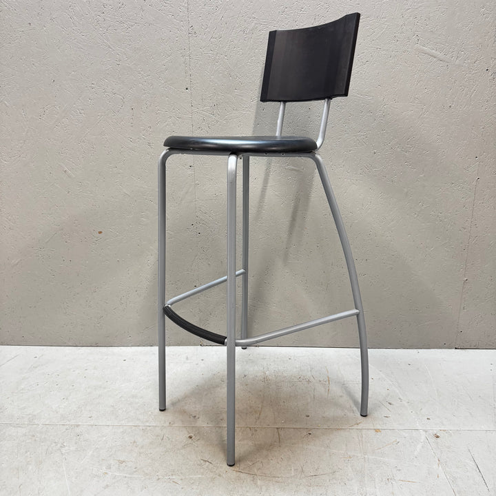 Modern och stilren barstol i metall och läder