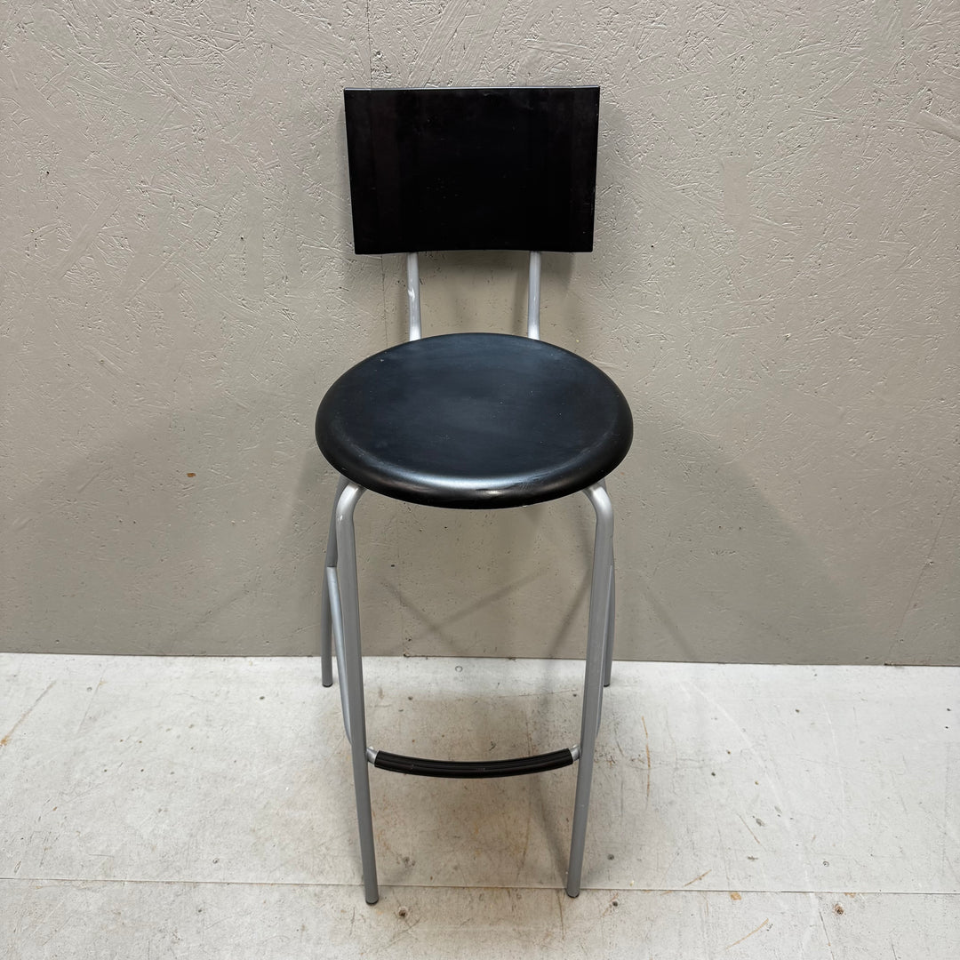 Modern och stilren barstol i metall och läder