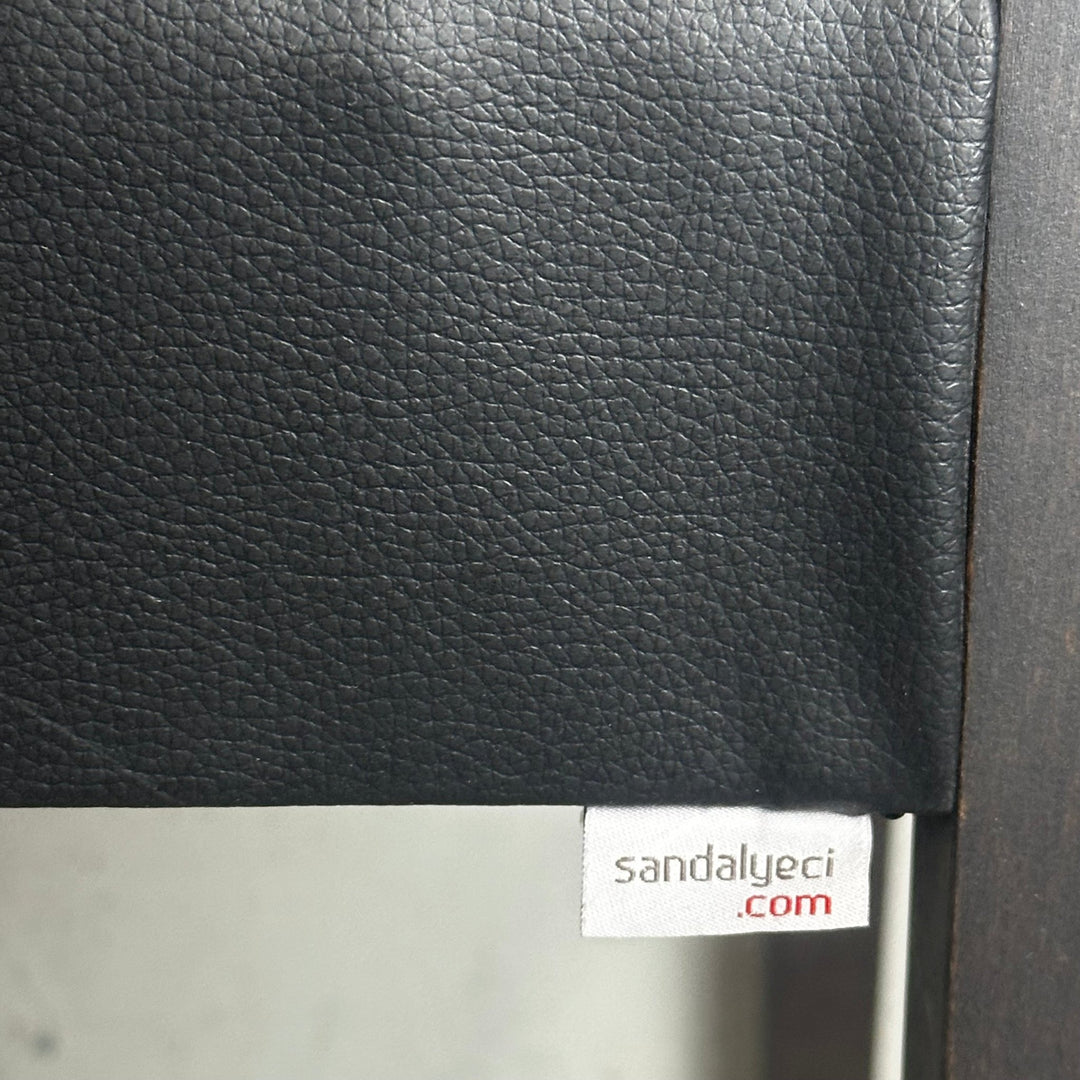 Elegant Svart Trästol med Lädersits - Homy Secondhand Online