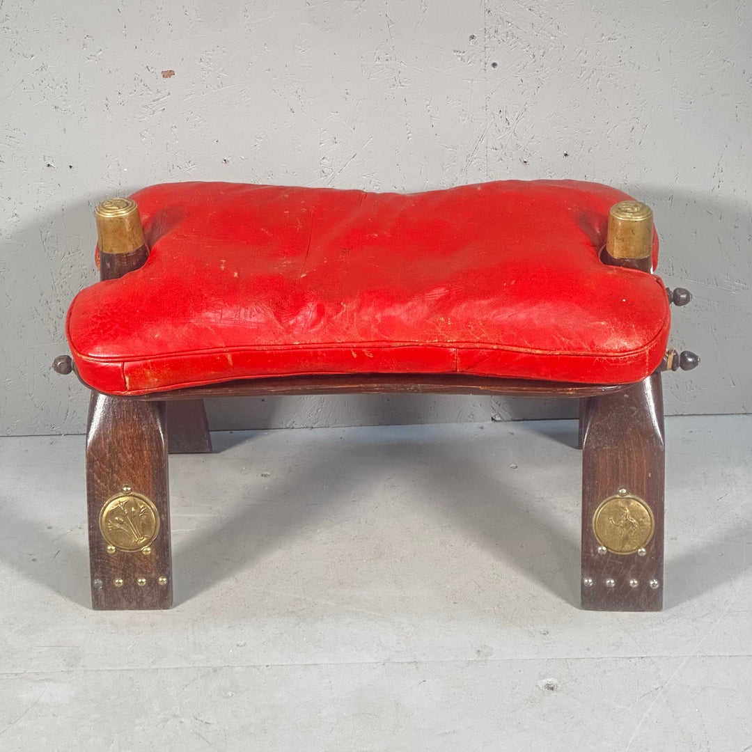 Röd retrosadelstol med träben och mässingsdetaljer - Homy Secondhand Online