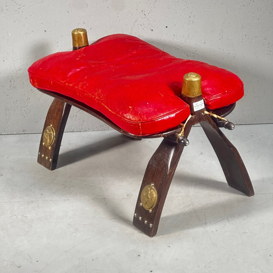 Röd retrosadelstol med träben och mässingsdetaljer - Homy Secondhand Online