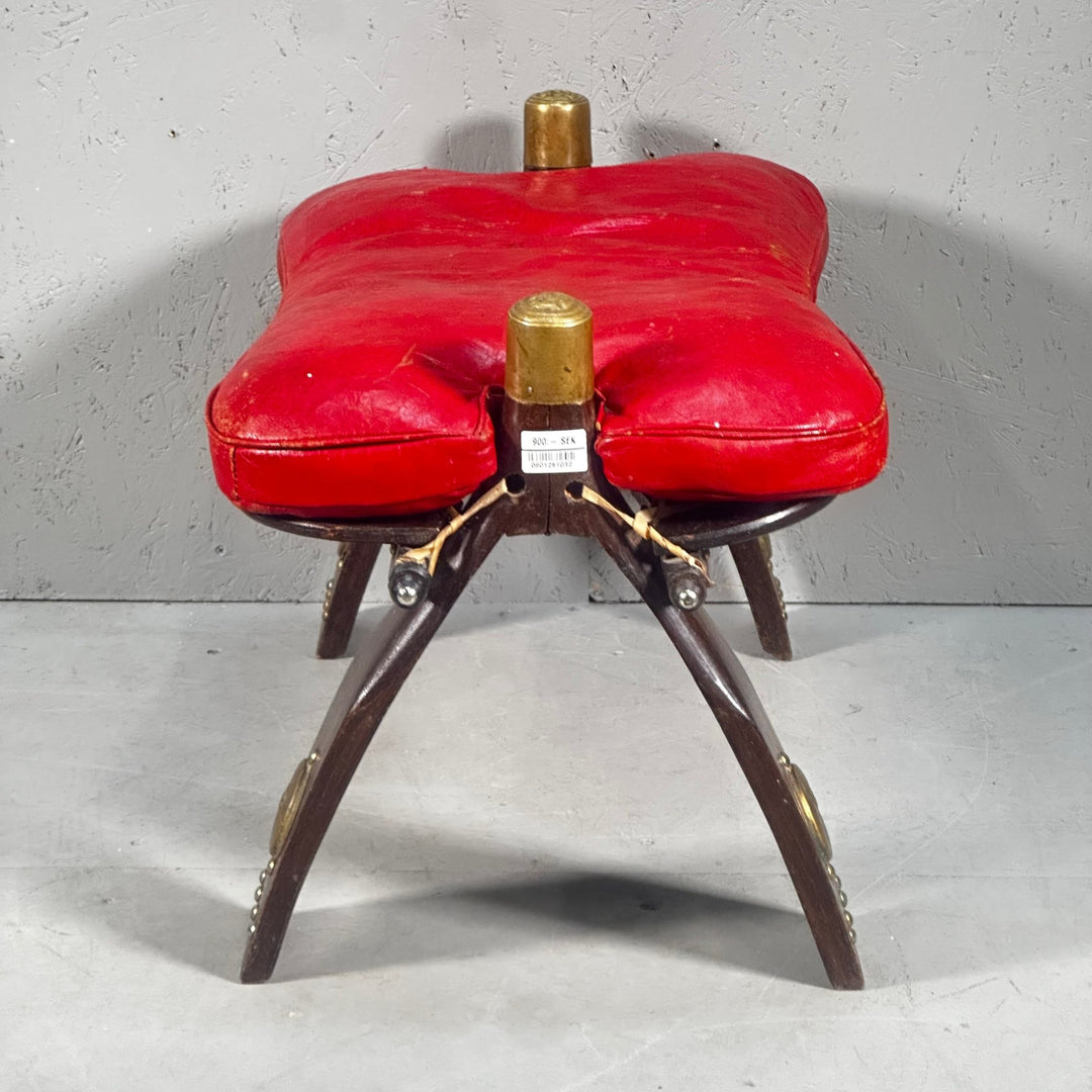 Röd retrosadelstol med träben och mässingsdetaljer - Homy Secondhand Online