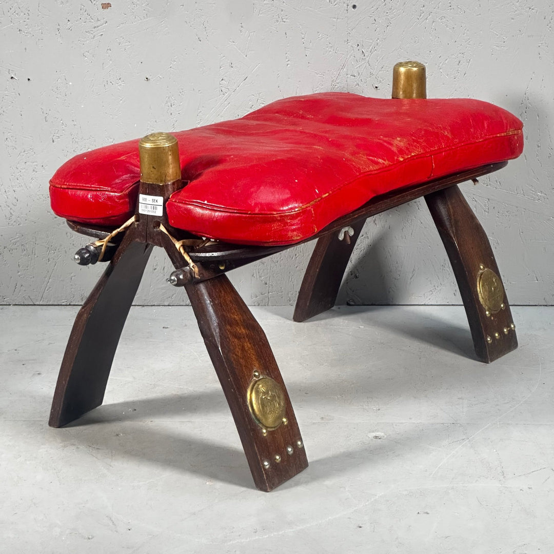 Röd retrosadelstol med träben och mässingsdetaljer - Homy Secondhand Online