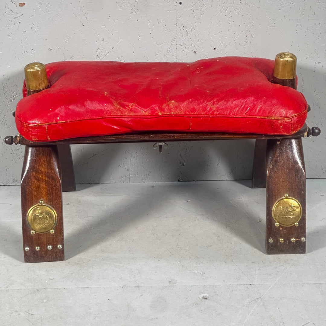 Röd retrosadelstol med träben och mässingsdetaljer - Homy Secondhand Online