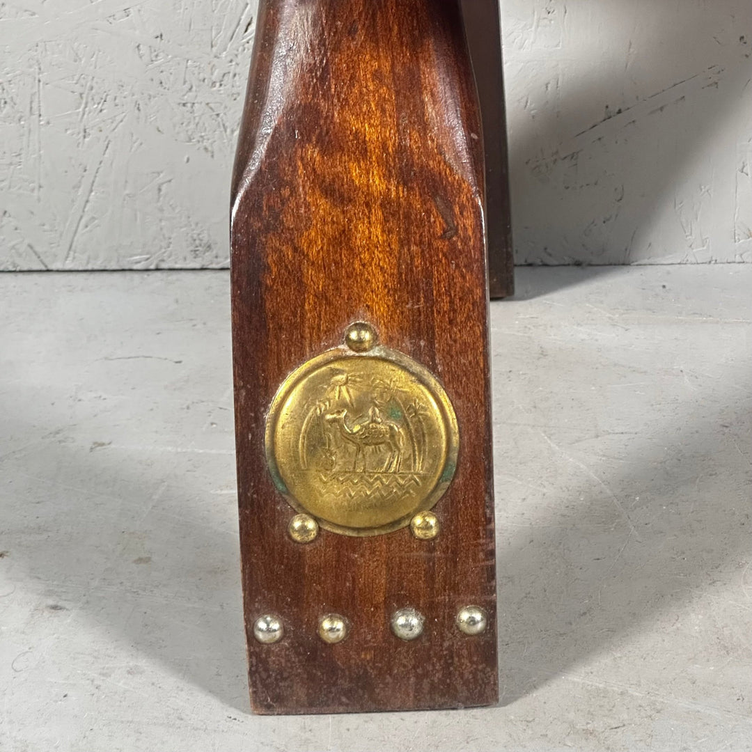 Röd retrosadelstol med träben och mässingsdetaljer - Homy Secondhand Online