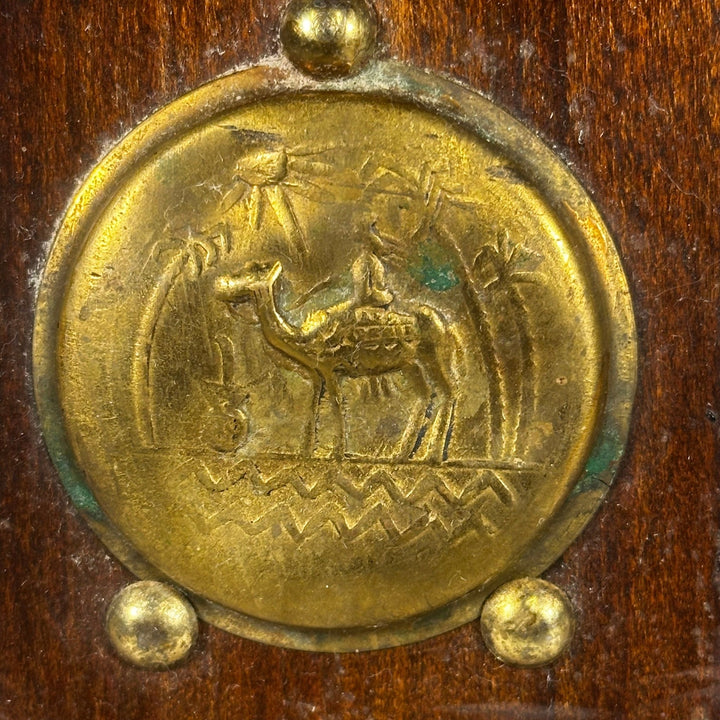 Röd retrosadelstol med träben och mässingsdetaljer - Homy Secondhand Online