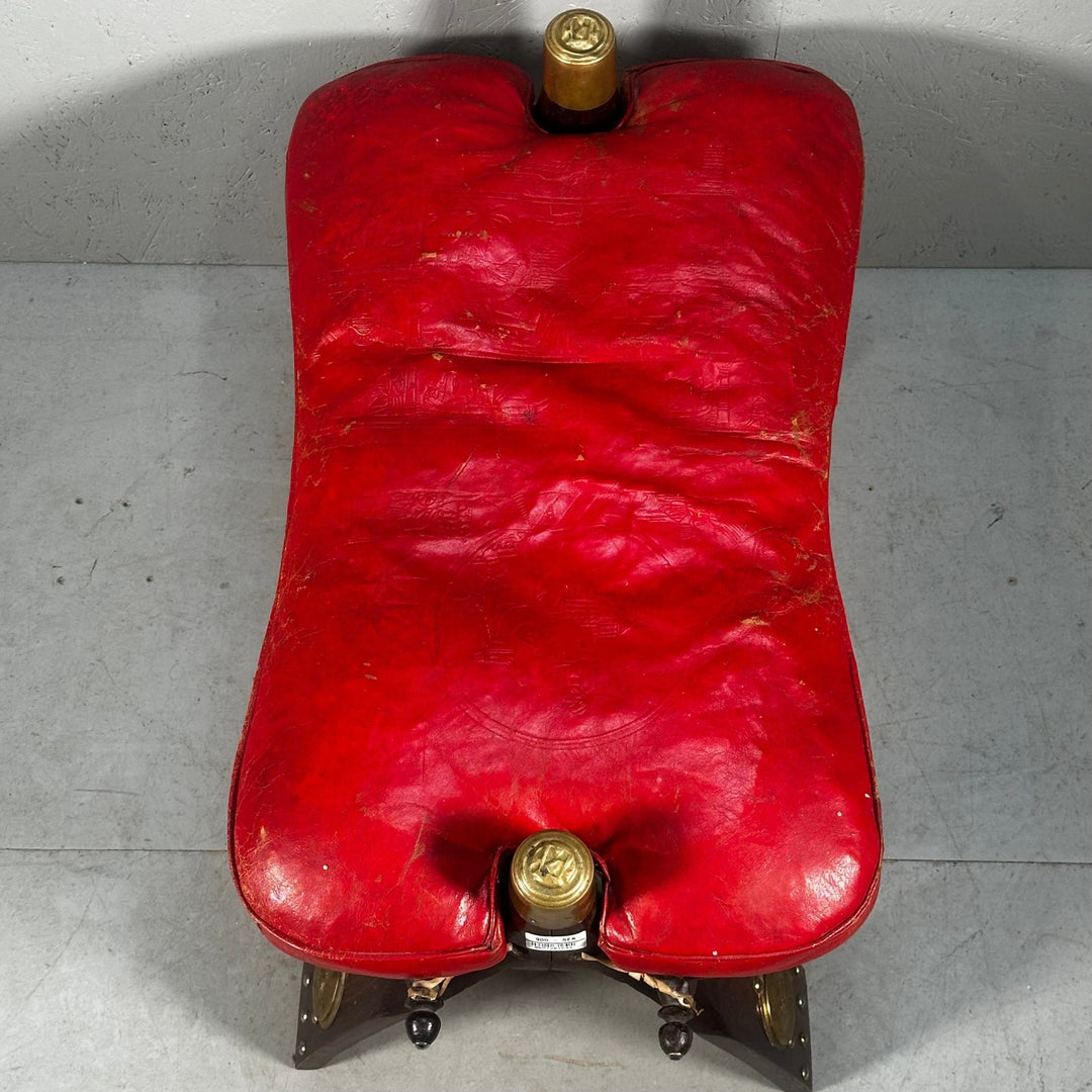 Röd retrosadelstol med träben och mässingsdetaljer - Homy Secondhand Online