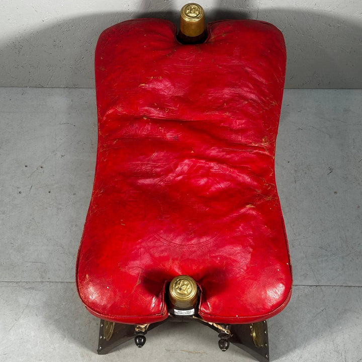 Röd retrosadelstol med träben och mässingsdetaljer - Homy Secondhand Online