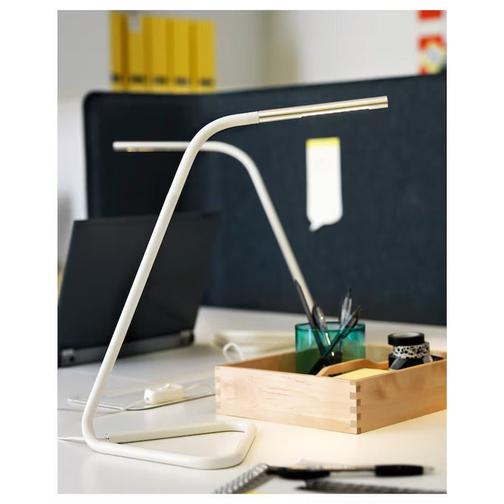 Stilren vit LED skrivbordslampa, flexibel design - Homy Secondhand Online