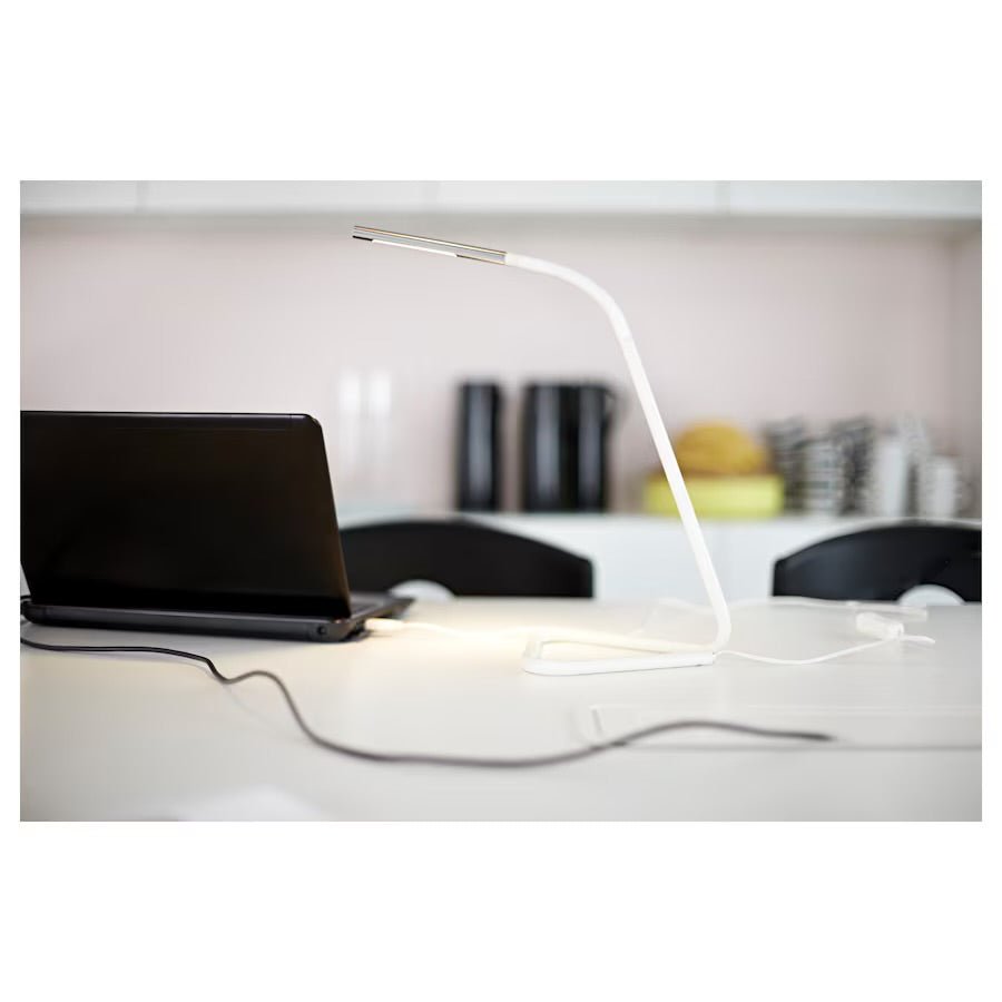 Stilren vit LED skrivbordslampa, flexibel design - Homy Secondhand Online