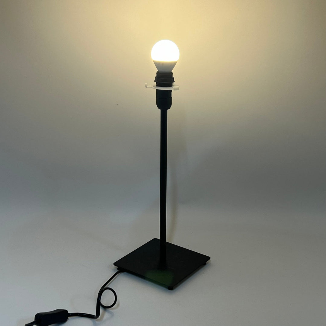 Minimalistisk Svart Bordslampa i Modern Design - Homy Secondhand Online