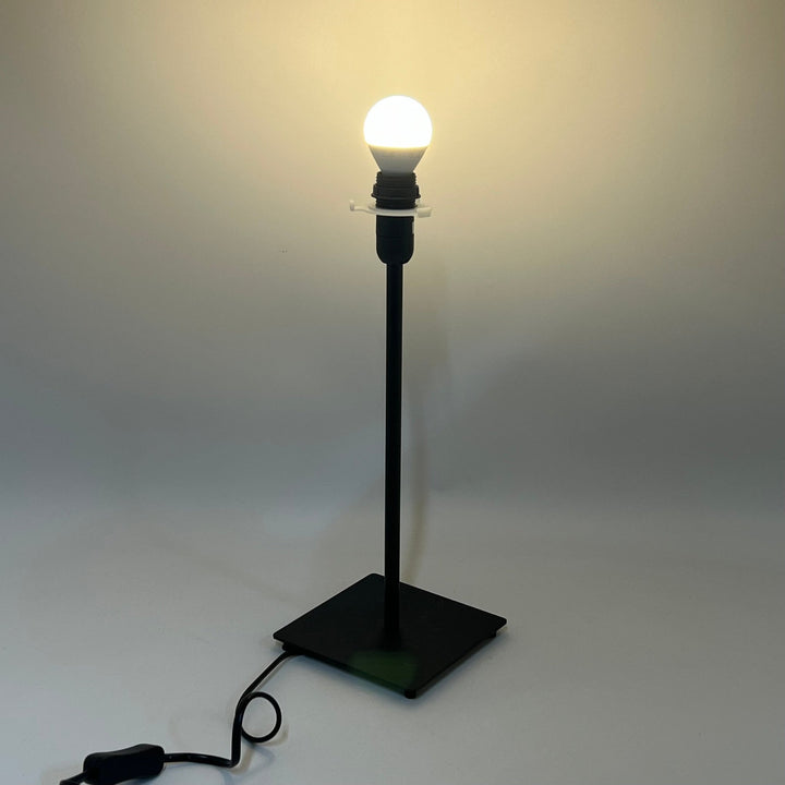 Minimalistisk Svart Bordslampa i Modern Design - Homy Secondhand Online