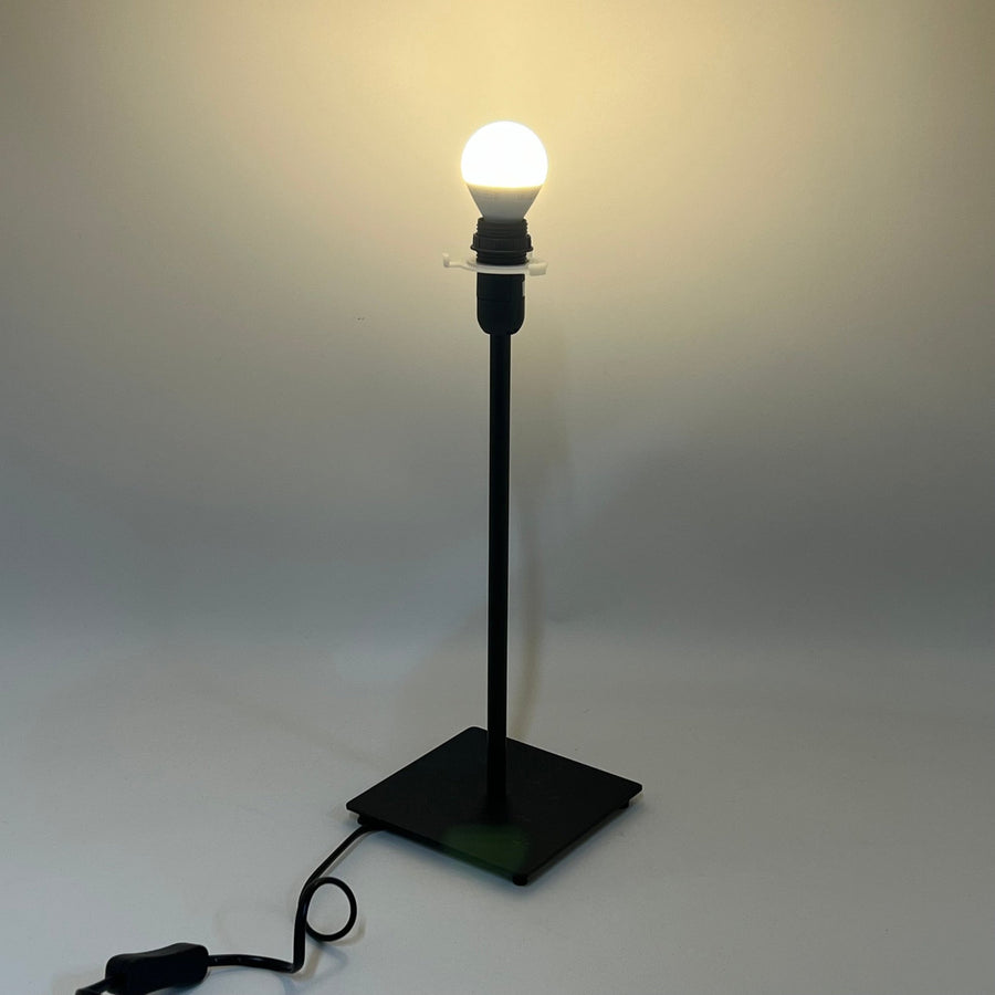 Minimalistisk Svart Bordslampa i Modern Design - Homy Secondhand Online