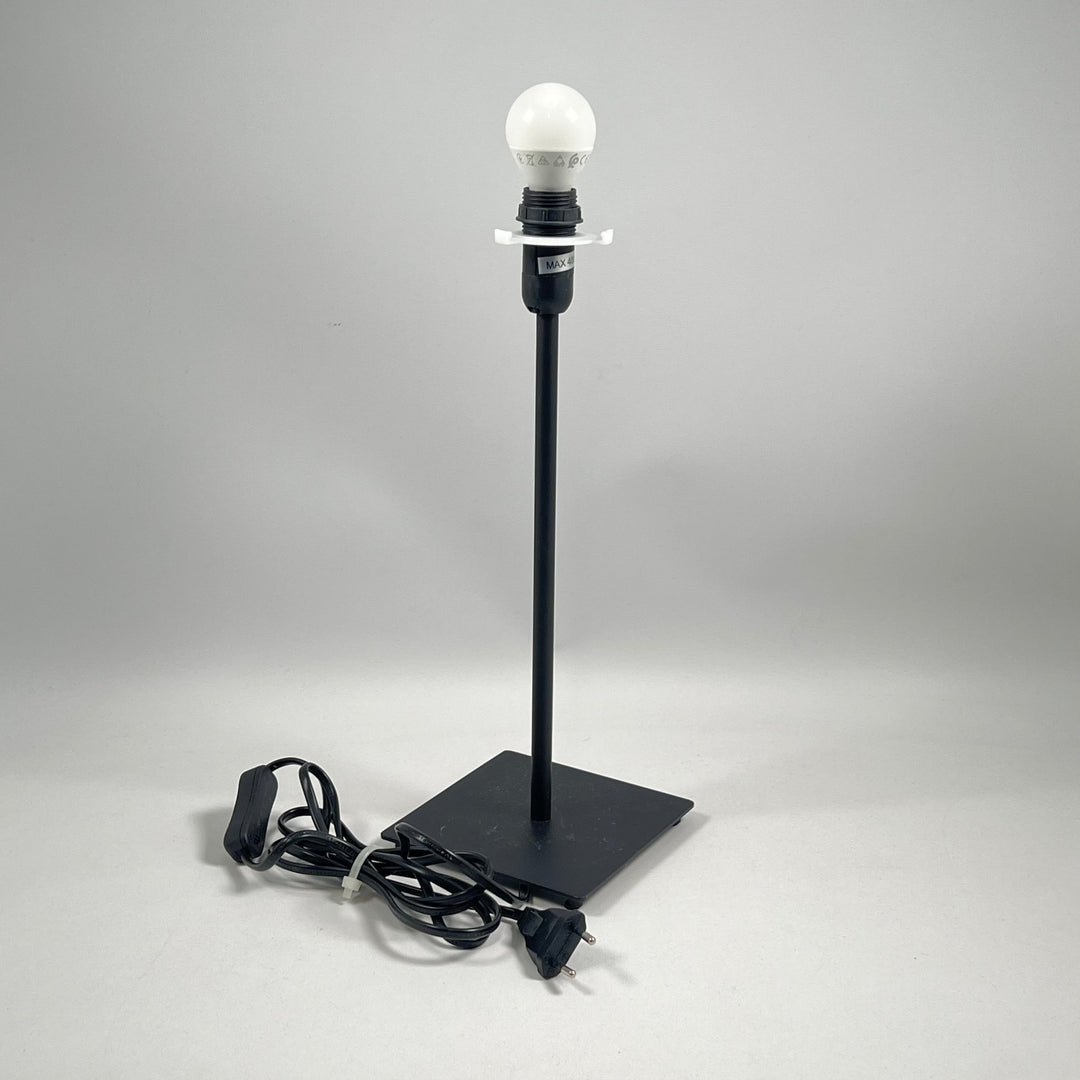 Minimalistisk Svart Bordslampa i Modern Design - Homy Secondhand Online