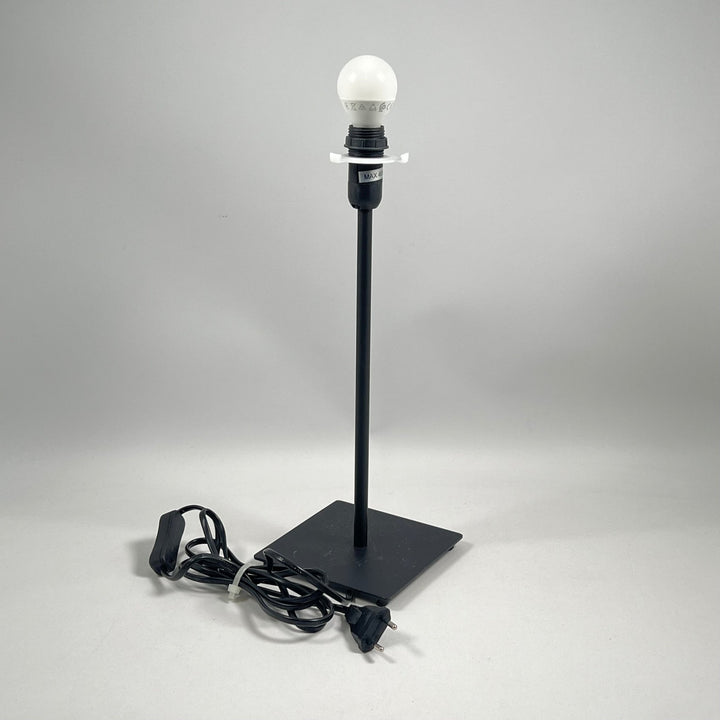 Minimalistisk Svart Bordslampa i Modern Design - Homy Secondhand Online