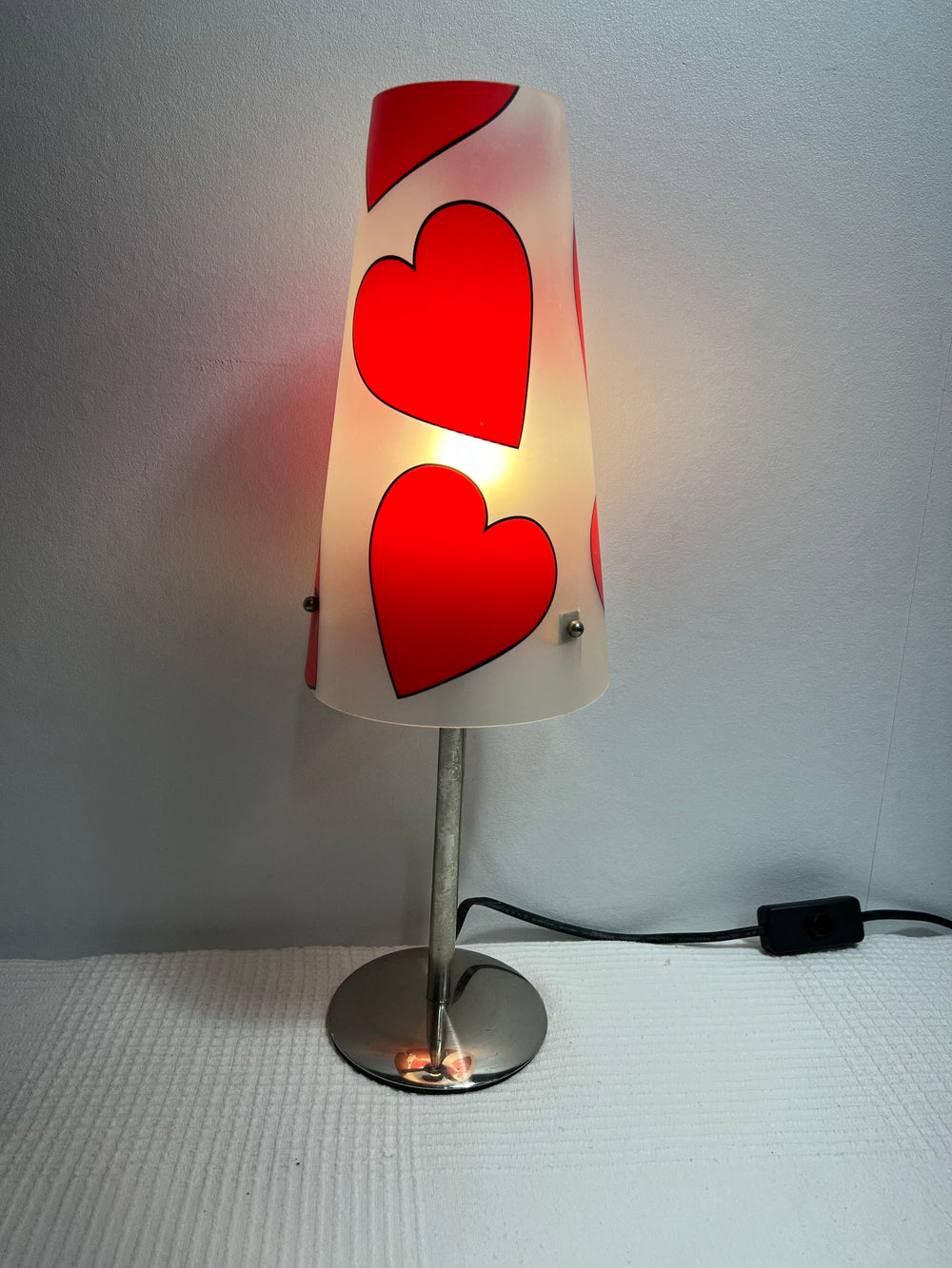 Röd Hjärtformad Bordlampa i Retrostil