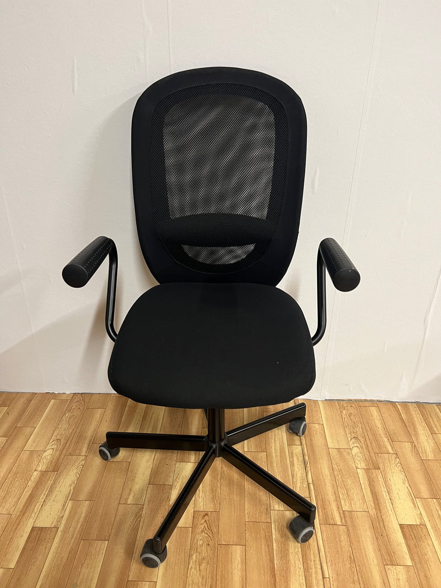 Svart Ikea kontorstol med armstöd och hjul
