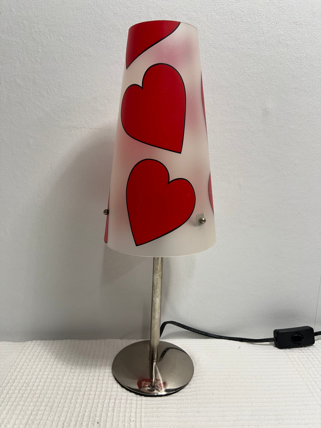 Röd Hjärtformad Bordlampa i Retrostil