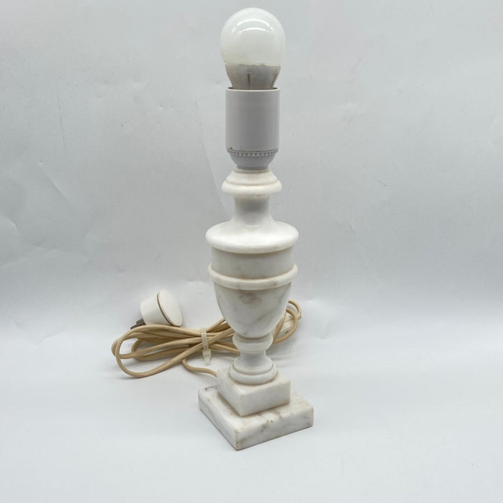 Elegant marmorfot lampa i klassisk stil - Homy Secondhand Online