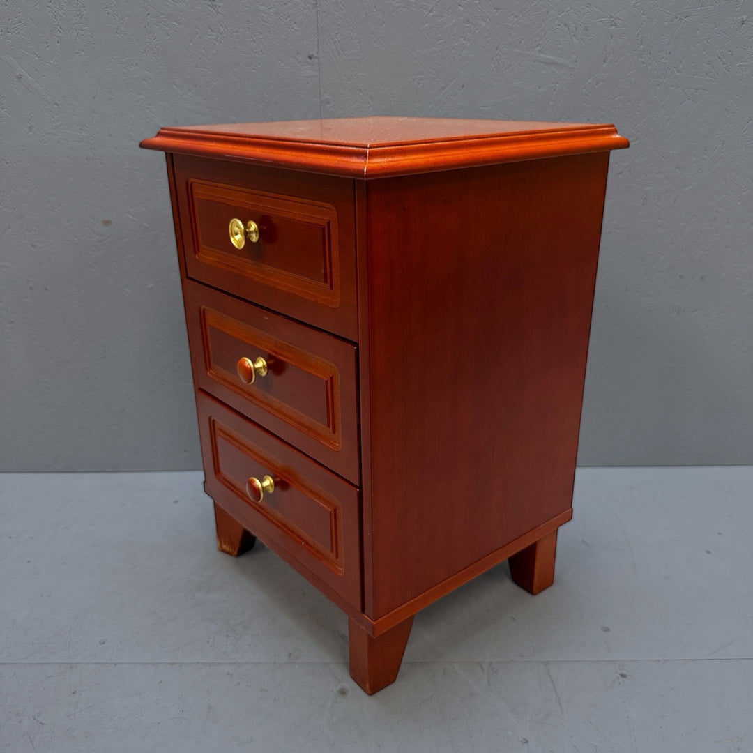 Röda trä nattduksbord i retrostil - Homy Secondhand Online