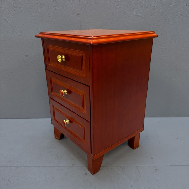 Röda trä nattduksbord i retrostil - Homy Secondhand Online