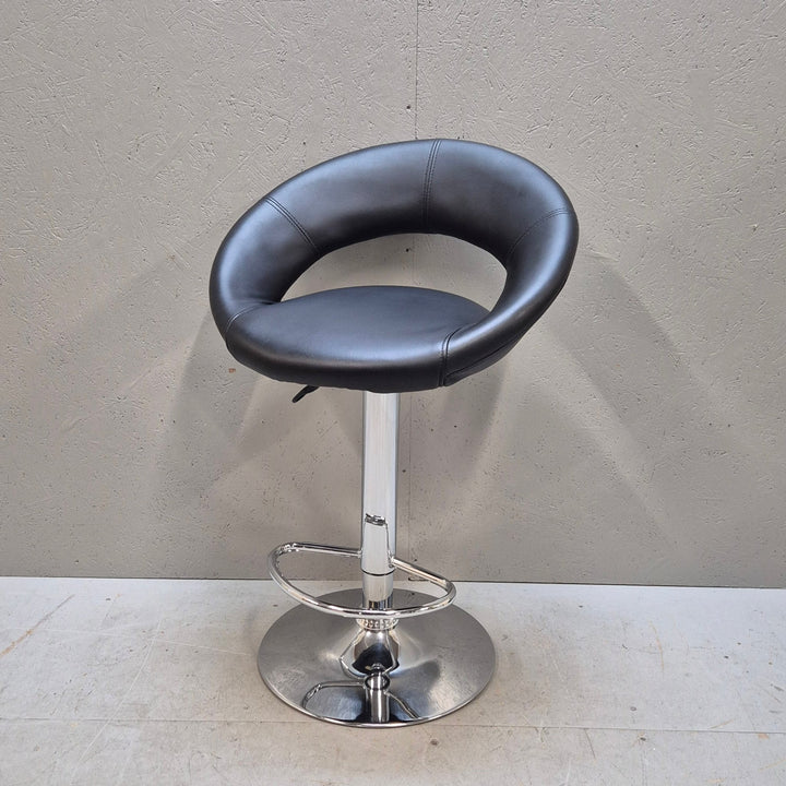 Modern barstol i svart läder och krom - Homy Secondhand Online
