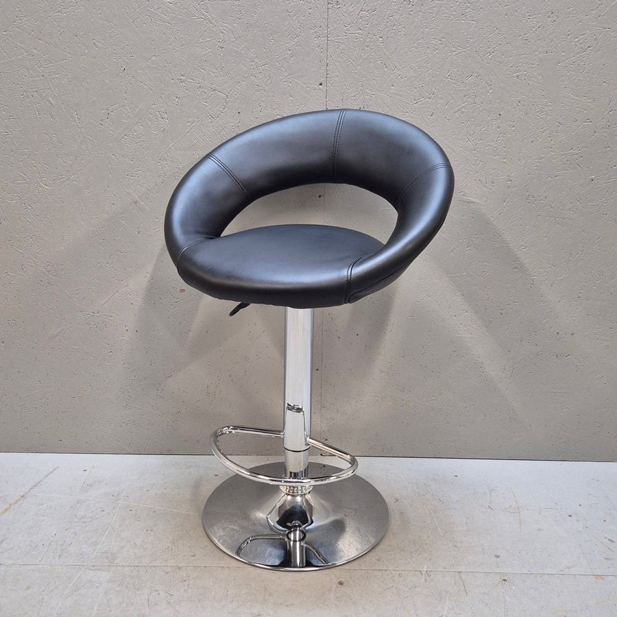 Modern barstol i svart läder och krom - Homy Secondhand Online