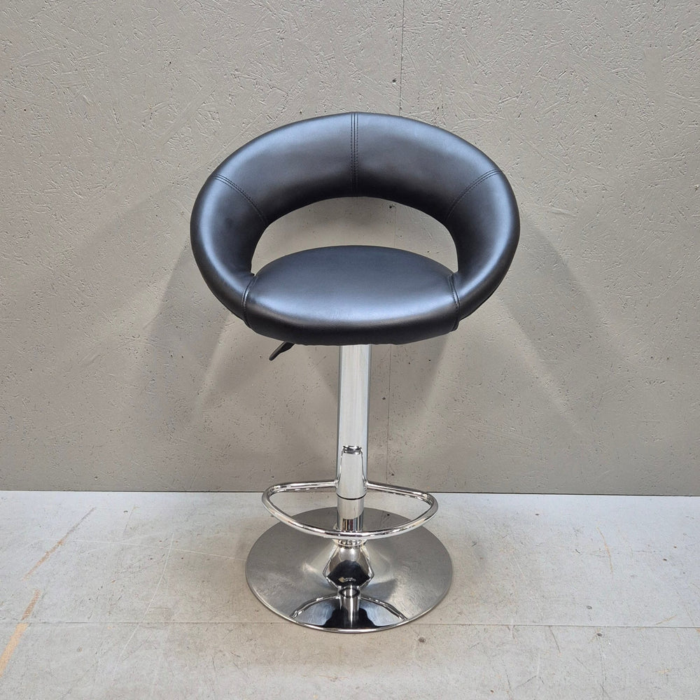 Modern barstol i svart läder och krom - Homy Secondhand Online