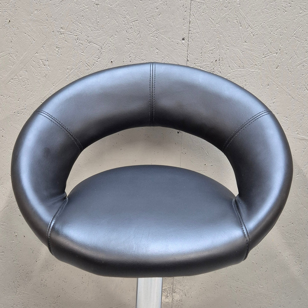 Modern barstol i svart läder och krom - Homy Secondhand Online