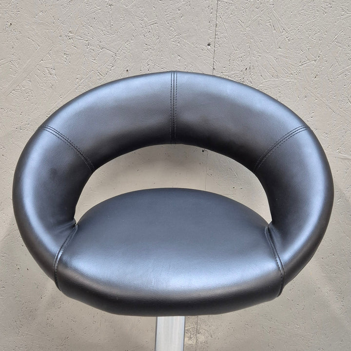 Modern barstol i svart läder och krom - Homy Secondhand Online