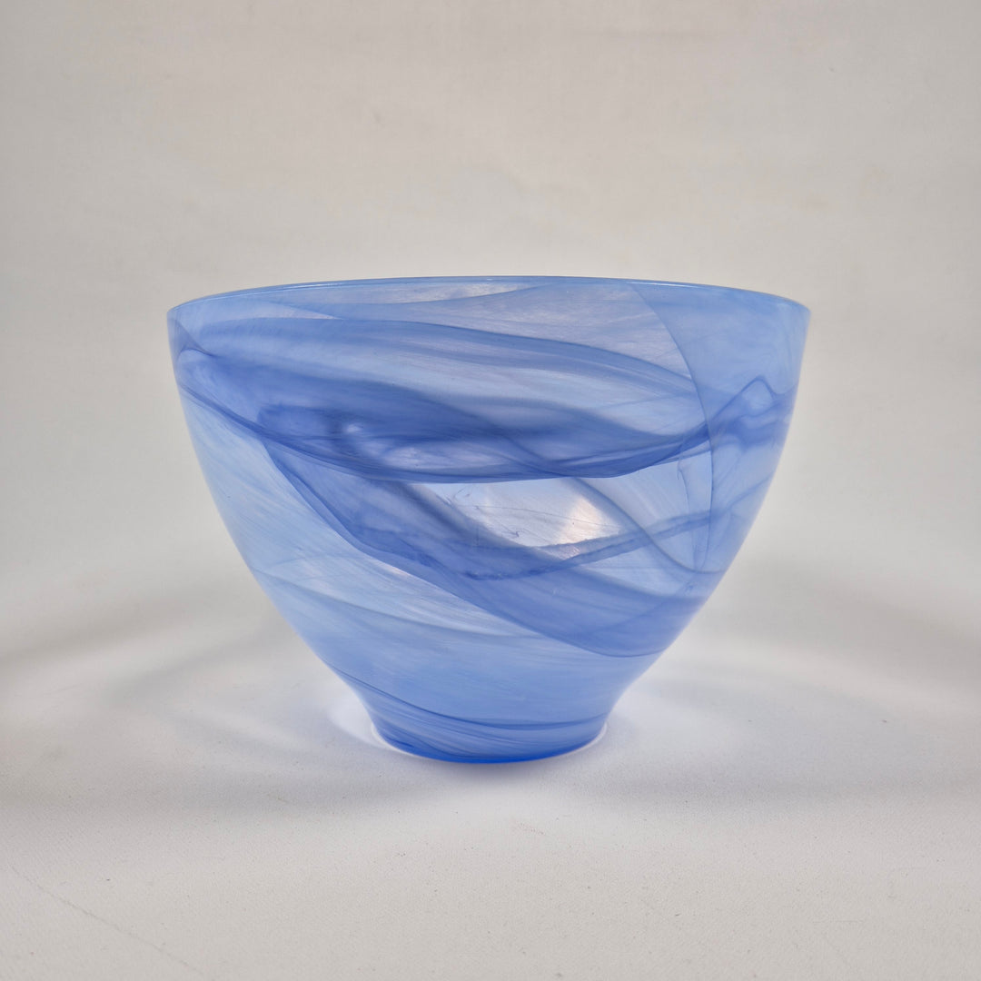 Blå glasvas med svepande mönster