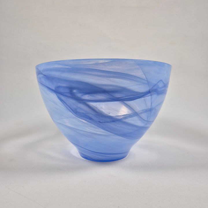 Blå glasvas med svepande mönster