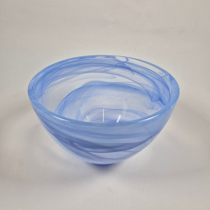 Blå glasvas med svepande mönster